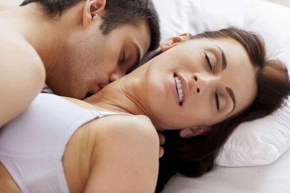 intimidade e alta dun membro dun home con emoción sexual